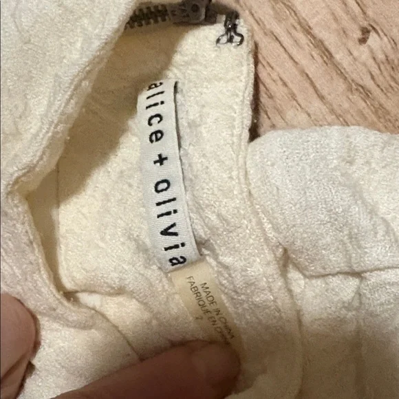 Alice + Olivia Cream Floral Mock Turtleneck Crop Top Size 2 - Picture 3 of 4